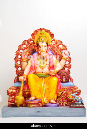 Clay Statue von Lord Ganesh auf Thron sitzend Stockfoto
