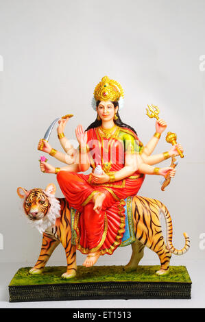 Tonstatue der Göttin Maa Durga auf Tiger montiert Stockfoto