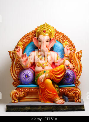 Clay Statue von Lord Ganesh auf Thron sitzend Stockfoto