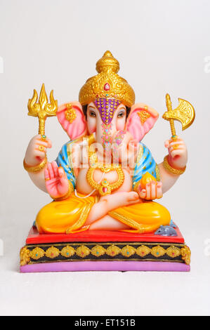 Clay Statue von Lord Ganesh sitzen auf asana Stockfoto