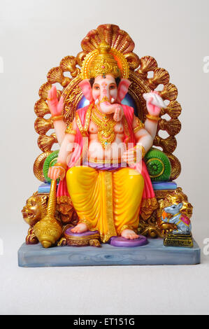 Clay Statue von Lord Ganesh auf Thron sitzend Stockfoto