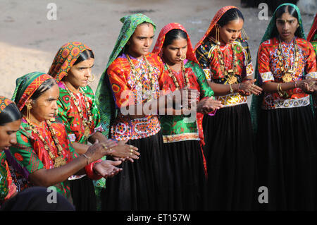 Landfrauen Durchführung Garbas während Saatam Aatham Puja Feier im Mindiyada in der Nähe von Anjaar; Kutch; Gujarat; Indien nicht Herr Stockfoto