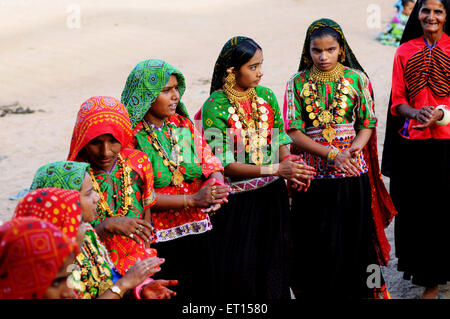 Landfrauen Durchführung Garbas während Saatam Aatham Puja Feier im Mindiyada in der Nähe von Anjaar; Kutch; Gujarat; Indien nicht Herr Stockfoto