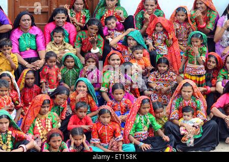 Frauen in ländlichen Gebieten gesammelt; Mindiyada in der Nähe von Anjaar; Kutch; Gujarat; Indien nicht Herr Stockfoto