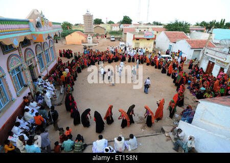 Landfrauen Durchführung Garbas während Saatam Aatham Puja Feier im Mindiyada in der Nähe von Anjaar; Kutch; Gujarat; Indien Stockfoto