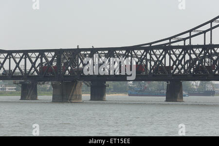 Dandong, LIAONNG Provinz, CHINA. 27. Mai 2015. Handel weiter mit Nordkorea (Hintergrund) und auf die Brücke der Freundschaft in Dandong, Chinas größere Grenzstadt mit Nordkorea in der Liaoning Provinz, China am 27. Mai 2015. China bleibt wichtigster Verbündeter Nordkoreas, Bereitstellung von Pyongyang mit den größten Teil seiner Nahrung und Energie liefert und umfasst mehr als 60 Prozent seiner gesamten Handelsvolumen. Wirtschaftliche Abhängigkeit Nordkoreas von China wächst aufgrund von internationalen Sanktionen, wie durch die bedeutenden Handelsungleichgewicht zwischen den beiden Ländern. (Kredit-Bild: © Stephen Shaver Stockfoto