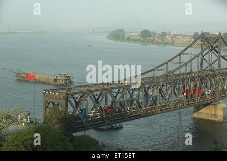 Dandong, LIAONNG Provinz, CHINA. 27. Mai 2015. Handel weiter mit Nordkorea (Hintergrund) und auf die Brücke der Freundschaft in Dandong, Chinas größere Grenzstadt mit Nordkorea in der Liaoning Provinz, China am 27. Mai 2015. China bleibt wichtigster Verbündeter Nordkoreas, Bereitstellung von Pyongyang mit den größten Teil seiner Nahrung und Energie liefert und umfasst mehr als 60 Prozent seiner gesamten Handelsvolumen. Wirtschaftliche Abhängigkeit Nordkoreas von China wächst aufgrund von internationalen Sanktionen, wie durch die bedeutenden Handelsungleichgewicht zwischen den beiden Ländern. (Kredit-Bild: © Stephen Shaver Stockfoto