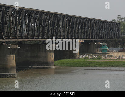 Dandong, LIAONNG Provinz, CHINA. 27. Mai 2015. Handel weiter mit Nordkorea (Hintergrund) und auf die Brücke der Freundschaft in Dandong, Chinas größere Grenzstadt mit Nordkorea in der Liaoning Provinz, China am 27. Mai 2015. China bleibt wichtigster Verbündeter Nordkoreas, Bereitstellung von Pyongyang mit den größten Teil seiner Nahrung und Energie liefert und umfasst mehr als 60 Prozent seiner gesamten Handelsvolumen. Wirtschaftliche Abhängigkeit Nordkoreas von China wächst aufgrund von internationalen Sanktionen, wie durch die bedeutenden Handelsungleichgewicht zwischen den beiden Ländern. (Kredit-Bild: © Stephen Shaver Stockfoto