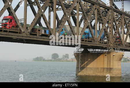 Dandong, LIAONNG Provinz, CHINA. 27. Mai 2015. Handel weiter mit Nordkorea (Hintergrund) und auf die Brücke der Freundschaft in Dandong, Chinas größere Grenzstadt mit Nordkorea in der Liaoning Provinz, China am 27. Mai 2015. China bleibt wichtigster Verbündeter Nordkoreas, Bereitstellung von Pyongyang mit den größten Teil seiner Nahrung und Energie liefert und umfasst mehr als 60 Prozent seiner gesamten Handelsvolumen. Wirtschaftliche Abhängigkeit Nordkoreas von China wächst aufgrund von internationalen Sanktionen, wie durch die bedeutenden Handelsungleichgewicht zwischen den beiden Ländern. (Kredit-Bild: © Stephen Shaver Stockfoto