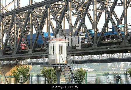 Dandong, LIAONNG Provinz, CHINA. 27. Mai 2015. Handel weiter mit Nordkorea (Hintergrund) und auf die Brücke der Freundschaft in Dandong, Chinas größere Grenzstadt mit Nordkorea in der Liaoning Provinz, China am 27. Mai 2015. China bleibt wichtigster Verbündeter Nordkoreas, Bereitstellung von Pyongyang mit den größten Teil seiner Nahrung und Energie liefert und umfasst mehr als 60 Prozent seiner gesamten Handelsvolumen. Wirtschaftliche Abhängigkeit Nordkoreas von China wächst aufgrund von internationalen Sanktionen, wie durch die bedeutenden Handelsungleichgewicht zwischen den beiden Ländern. (Kredit-Bild: © Stephen Shaver Stockfoto