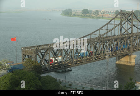 Dandong, LIAONNG Provinz, CHINA. 27. Mai 2015. Handel weiter mit Nordkorea (Hintergrund) und auf die Brücke der Freundschaft in Dandong, Chinas größere Grenzstadt mit Nordkorea in der Liaoning Provinz, China am 27. Mai 2015. China bleibt wichtigster Verbündeter Nordkoreas, Bereitstellung von Pyongyang mit den größten Teil seiner Nahrung und Energie liefert und umfasst mehr als 60 Prozent seiner gesamten Handelsvolumen. Wirtschaftliche Abhängigkeit Nordkoreas von China wächst aufgrund von internationalen Sanktionen, wie durch die bedeutenden Handelsungleichgewicht zwischen den beiden Ländern. (Kredit-Bild: © Stephen Shaver Stockfoto