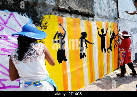 Graffiti-Malerei an Wänden ; Lower Parel ; Bombay ; Mumbai ; Maharashtra : Indien ; Asien Stockfoto