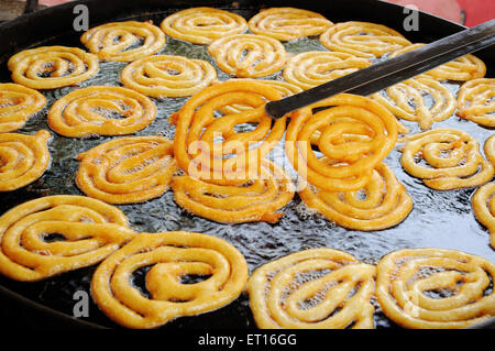 jalebi Making, jilapi, zelepi, jilebi, jilipi, Zulbia, jerry, mushabak, z’Labia, zalabia Stockfoto