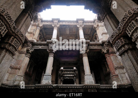 Adalaj ni Vav, Schnitzereien auf Säulen Ahmedabad Gujarat Indien Asien Stockfoto