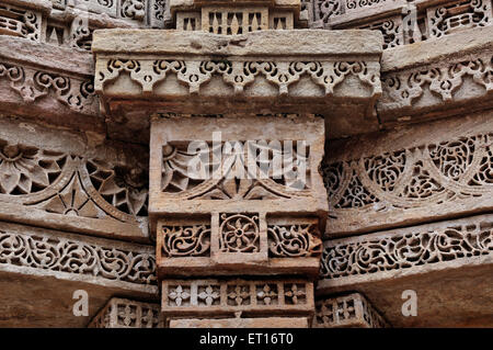 Adalaj ni Vav Schnitzereien auf Säulen Ahmedabad Gujarat Indien Asien Stockfoto