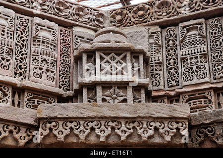 Adalaj ni Vaav Schnitzereien auf Säulen Ahmedabad Gujarat Indien Asien Stockfoto