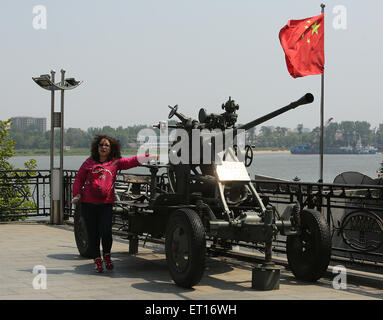 Dandong, LIAONNG Provinz, CHINA. 27. Mai 2015. Koreanisch, Japanisch und Koreanisch Touristen besuchen die amerikanischen bombardiert Yalu Jiang Duan Qiao Flussbrücke wie Handel mit Nordkorea (Hintergrund) und auf die Brücke der Freundschaft in Dandong, Chinas größere Grenzstadt mit Nordkorea in der Liaoning Provinz, China am 27. Mai 2015 weiter. China bleibt wichtigster Verbündeter Nordkoreas, Bereitstellung von Pyongyang mit den größten Teil seiner Nahrung und Energie liefert und umfasst mehr als 60 Prozent seiner gesamten Handelsvolumen. Wirtschaftliche Abhängigkeit Nordkoreas von China wächst weiter durch internationale Sanktionen als ind Stockfoto