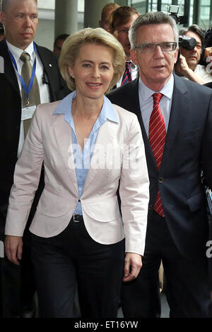 Berlin, Deutschland. 10. Juni 2015. German Interior Minister Thomas de Maiziere (R) und deutsche Verteidigung Ministerin Ursula von der Leyen auf ihrem Weg zu einem Treffen des Verteidigungsrates des Deutschen Bundestages, wo sie Stellungnahmen an den Rat über die umstrittene G36 liefern, Sturmgewehr an der Paul-Loebe-Haus in Berlin, Deutschland, 10. Juni 2015. Foto: WOLFGANG KUMM/Dpa/Alamy Live News Stockfoto