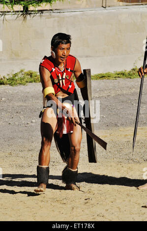 Naga Tribal tanzen Hornbill Festival; Kohima; Kisama Dorf; Nagaland; Nord-Ost; Indien NOMR Stockfoto