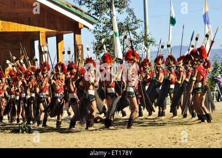 Naga Stamm Tanz Hornbill Festival Kohima Kisama Dorf Nagaland Nordosten Indien indische Stämme tanzen asiatisch asiatische Stämme tanzen Stockfoto