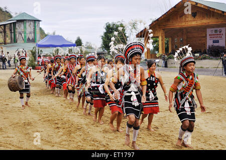 Männer und Frauen des Naga-Stammes tanzen beim Hornbill-Festival im Kohima Kisama-Dorf Nagaland Nordostindien Asien Stockfoto