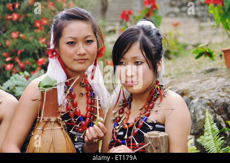 Naga Stammfrauen tragen traditionelle Halskette mit Perlen; Hornbill Festival; Kohima; Kisama Dorf; Nagaland; Nord-Ost; Indien Stockfoto