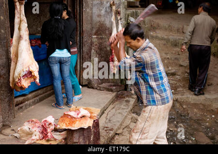 Metzgerei Fleisch hacken; Kohima; Nagaland; Nord-Ost; Indien NOMR Stockfoto