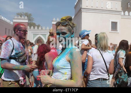 blau lackierten junges Mädchen auf heilige Farbe Fest, 7., 2015, Minsk, Belarus Stockfoto