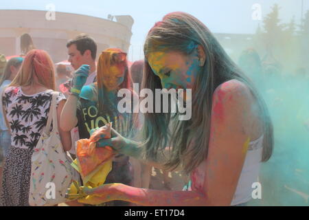 junge Mädchen auf heilige Farbe Fest, 7., malte 2015, Minsk, Belarus Stockfoto