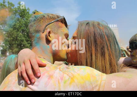 Junge küssen paar auf heilige Farbe Fest, 7., 2015, Minsk, Belarus Stockfoto