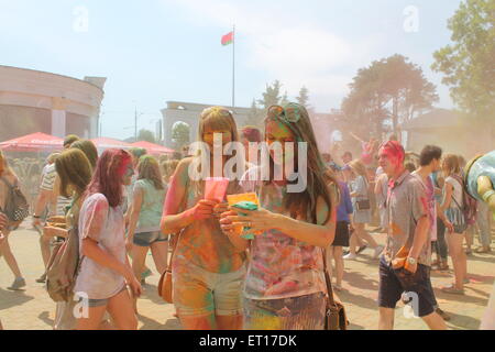 bunte glückliche junge Mädchen auf heilige Farbe Fest, 7. Juni 2015, Minsk, Belarus Stockfoto