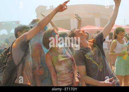 bunte tanzende Menschen auf heilige Farbe Fest, 7., 2015, Minsk, Belarus Stockfoto