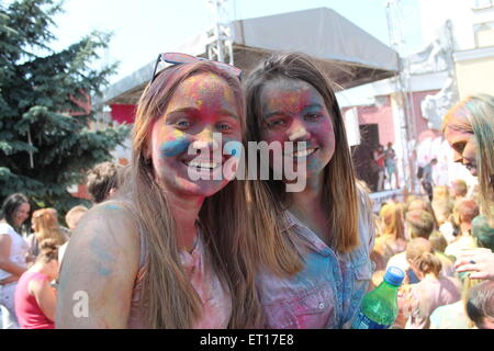 zwei junge Mädchen mit aufgemalten Gesichtern auf heilige Farbe Fest, 7., lächelnd 2015, Minsk, Belarus Stockfoto