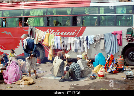 Touristen Pilger, die vor dem Touristenbus kochen, Nasik, Nashik, Maharashtra, Indien Stockfoto