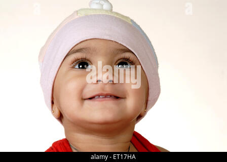 Baby Boy White Cap lächelnd blickte Herr Nr. 152 Stockfoto
