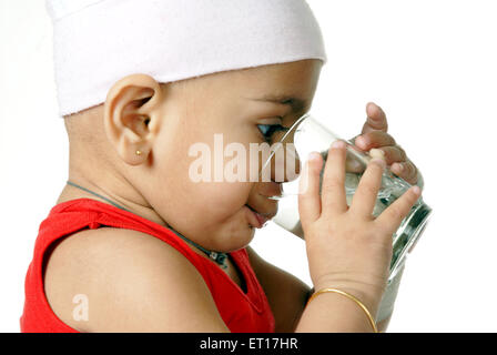 Indische baby Junge Kind Trinkwasser aus Glas weiß Hintergrund Herr Nr. 512-Rmm 150199 Stockfoto