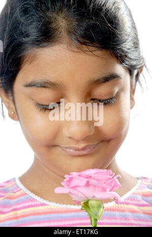 Girl Holding riechen nach unten rosa Rose Weiß Hintergrund Herr Nr. 152 Stockfoto