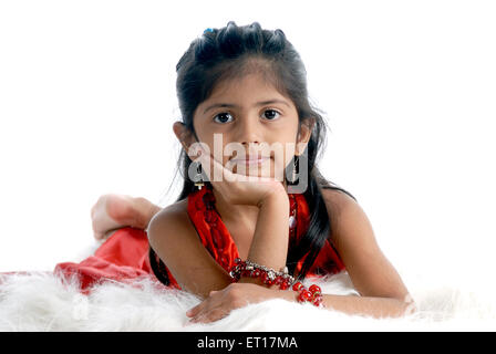 Indische Baby Mädchen Kind Bauch Magen das Tragen der roten Kleid Hand am Kinn weißen Hintergrund Herr #736 m-Rmm 151195 Stockfoto