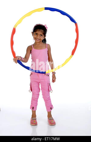 Indische junge Mädchen spielen mit Hula Hoop Spielzeug auf weißem Hintergrund Herr #736 m-Rmm 151210 Stockfoto