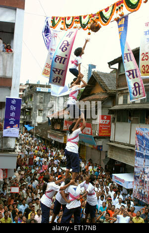 Mädchen brechen Dahi Hundi menschliche Pyramide auf Janmashtami Gokulashtami; Bombay Mumbai; Maharashtra; Indien nicht Herr Stockfoto