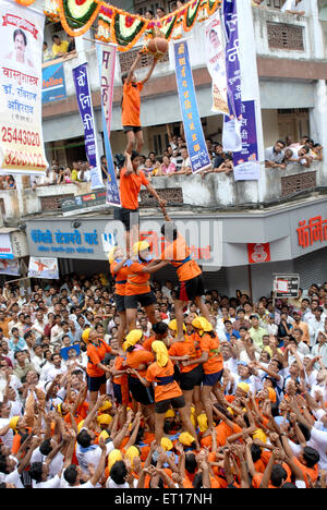 Mädchen brechen Dahi Hundi menschliche Pyramide auf Janmashtami Gokulashtami; Bombay Mumbai; Maharashtra; Indien nicht Herr Stockfoto