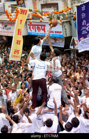 Mädchen brechen Dahi Hundi menschliche Pyramide auf Janmashtami Gokulashtami; Bombay Mumbai; Maharashtra; Indien nicht Herr Stockfoto