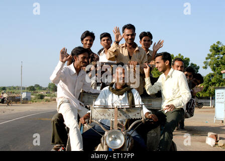 Zehn Männer reisen auf einem Auto Rickshaw Taxi, Amreli, Gujarat, Indien, HERR Nr. 364 Stockfoto