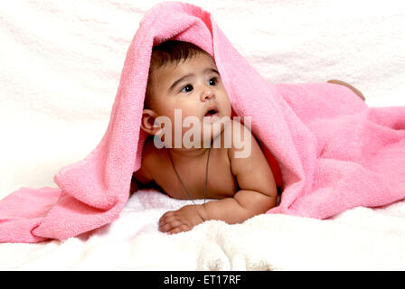 Indische baby boy liegend auf Bauch Bauch Kopf mit rosa Handtuch auf weißem Hintergrund Indien abgedeckt - Herr Nr. 364-Rmm 178216 Stockfoto