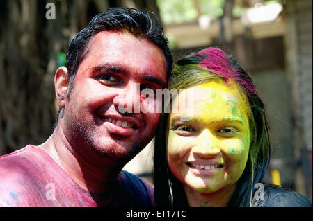 Indische paar Gesichter mit Farbe verschmiert Pulver feiern Holi Festival der Farben Indien Herr Nr. 364 Stockfoto