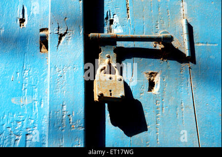 Das alte Holzschloss der Tür war verschlossen Stockfoto