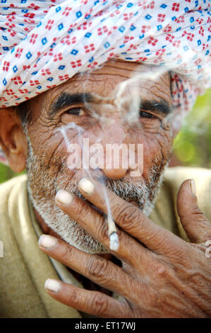 Alter Mann rauchen Beedi Rajasthan Indien Asien Stockfoto