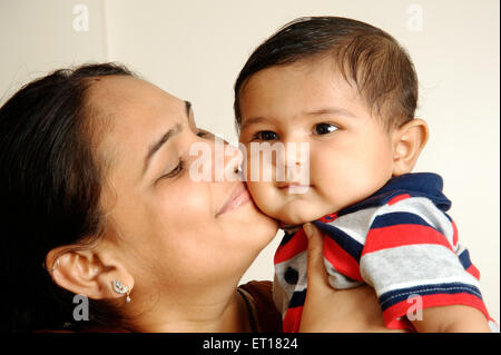 Mutter küssen Baby auf Wangen weißen Hintergrund Herr Nr. 364 und Herr #784 F Stockfoto