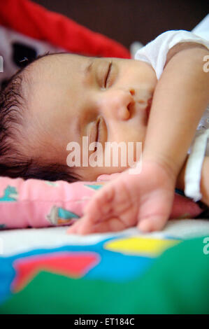 Baby Junge Kind schlafen mit Hand auf die Lippen HERR #736 LA Stockfoto