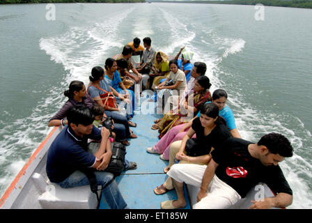Menschen in einem Boot, Port Blair, Andaman- und Nicobarinseln, Unionsgebiet Indien, UT, Indien, Asien Stockfoto